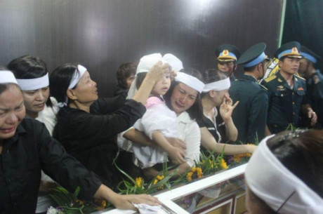 Con gái Đại tá Trần Quang Khải ngây thơ trong vòng tay đồng đội bố - Ảnh 5 Con gai Dai ta Tran Quang Khai ngay tho trong vong tay dong doi bo - Anh 5