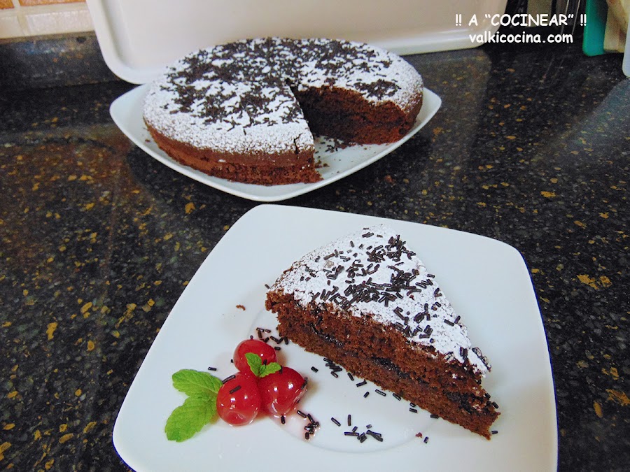 Bizcocho de chocolate y azúcar moreno relleno de mermelada