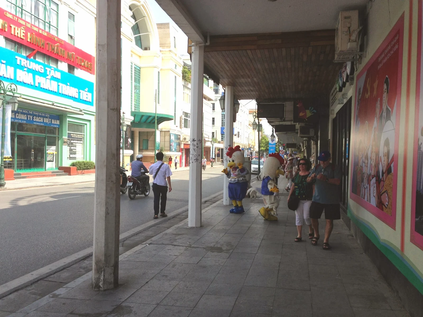 hanoi-sidewalk　ハノイの街中