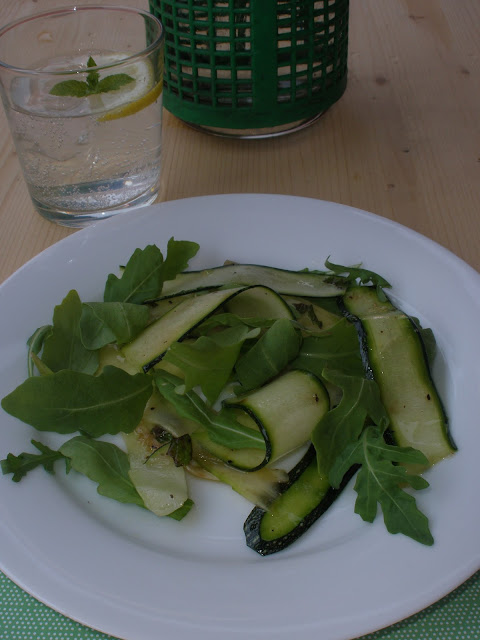 ENSALADA VERDE ITALIANA DE CALABACÍN, MENTA Y RÚCOLA