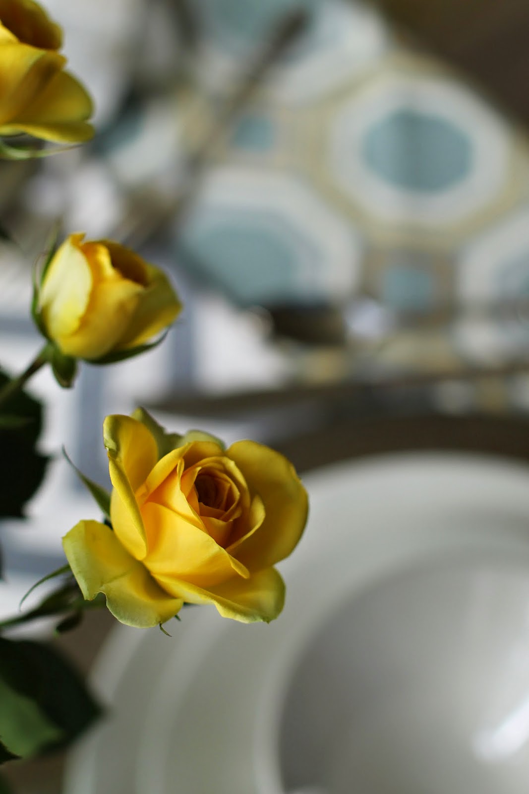hidden art of homemaking: Yellow Roses at Centerstage