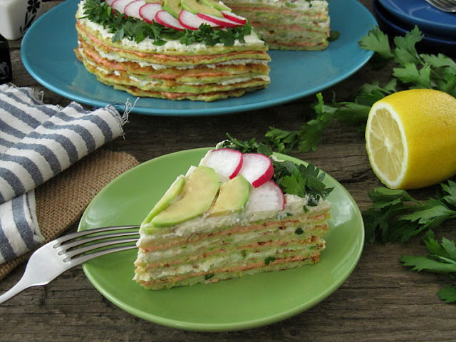 Кабачковый торт с начинкой из феты, авокадо и икры мойвы