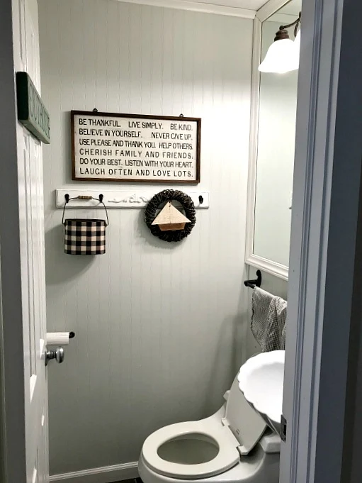 DIY Renovating a Tiny Bathroom in Farmhouse Style. Homeroad.net