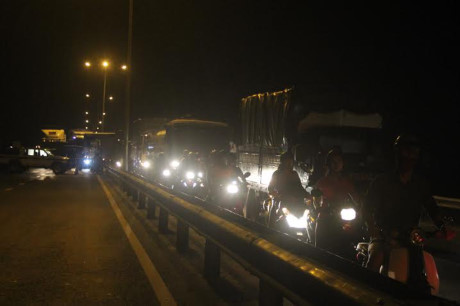 Xe chở 35 hành khách bốc cháy dữ dội trên quốc lộ 1A - Ảnh 4 Xe cho 35 hanh khach boc chay du doi tren quoc lo 1A - Anh 4