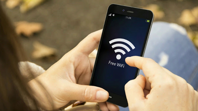 smartphone na mãos com o simbolo do Wi-fi