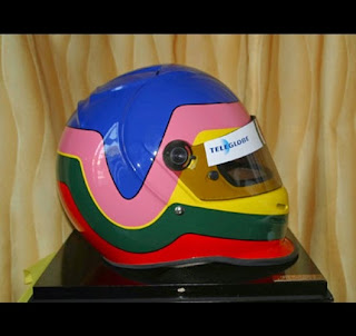 Il look multicolore del casco di Jacques Villeneuve