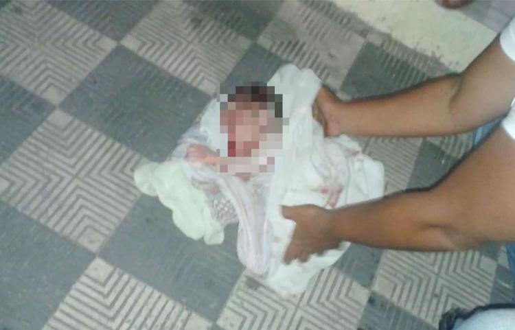 Bebê é abandonado dentro de saco de lixo em bar em Maragogipe