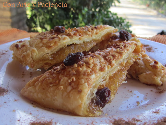 Triángulos de hojaldre rellenos de cabello de angel