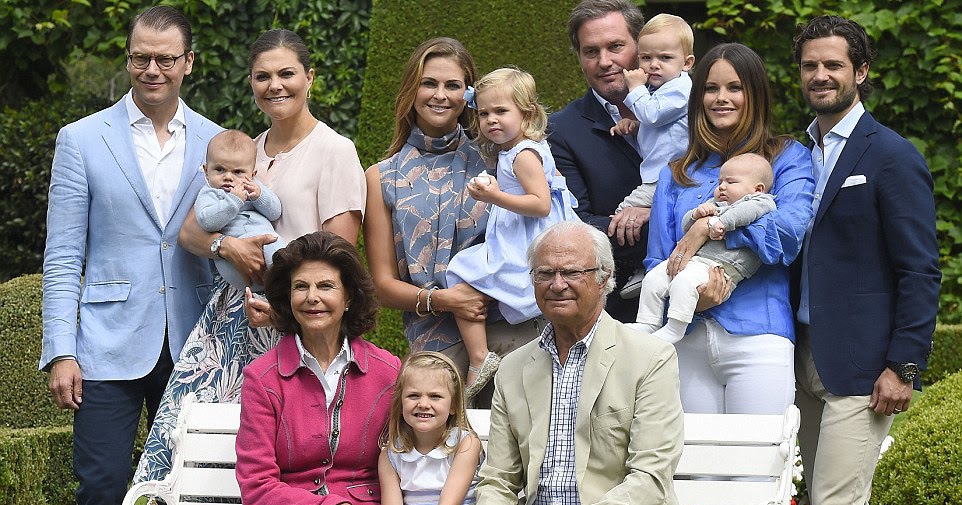 Королевская семья Швеции. Семья в Швеции. Семейное фото с бабушками и дедушками. Шведская семья.
