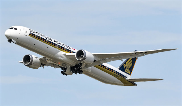 boeing 787-10 singapore airlines landing gear in