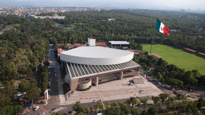 Israel Pólux Jiménez Hernández en el vestíbulo del Auditorio Nacional