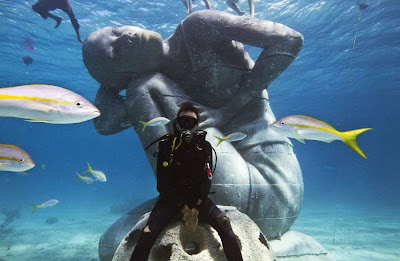 escultura bajo el agua