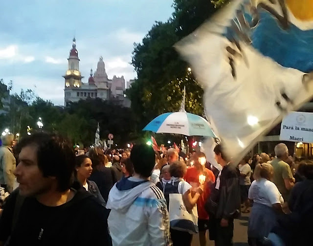 Marcha de antorchas: la revolución de la alegría cuesta cinco, cero, cero, cero, cero, cero, cero, cero, cero, cero, cero, cero