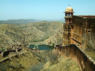Rajasthan Jaipur Jaigarh Fort perimeter walls Apr 2004 01 - जयगढ़ क़िला जयपुर