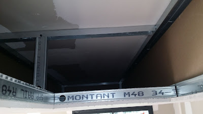 Structure interne métal dans le coffrage plafond, prévue pour supporter le poids de la hotte