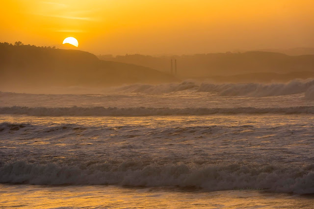 Crepúsculo en el arenal de San Juan de Nieva con fuerte temporal.