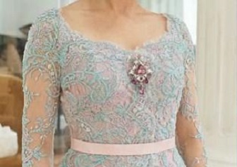 Agar Lengan Terlihat Lebih Kecil Pilih Kain Kebaya Berwarna Lembut