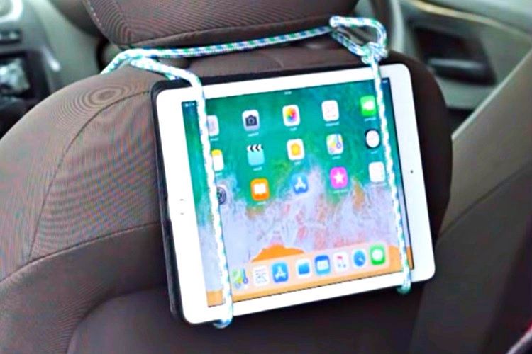 Tablet sabitleyiciniz bulunmuyorsa bagaj sabitleme ipini kullanarak koltuğun kafalığına bağlayabilirsiniz.