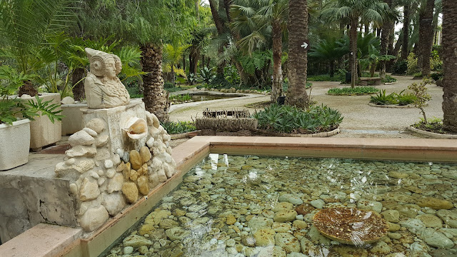 The lady of Elche statue and pond at the Huerto del cura
