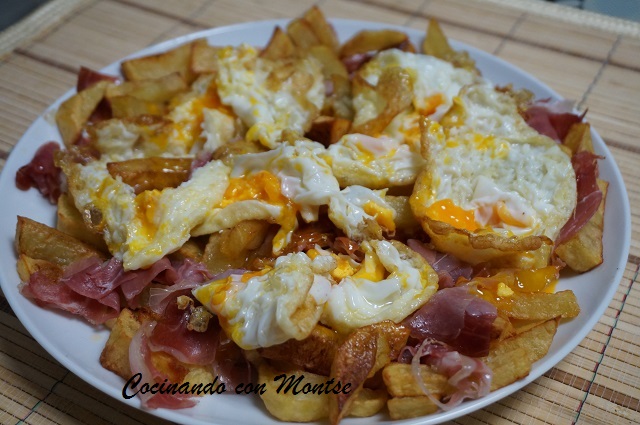 Huevos Rotos Con Patatas Y Jamón