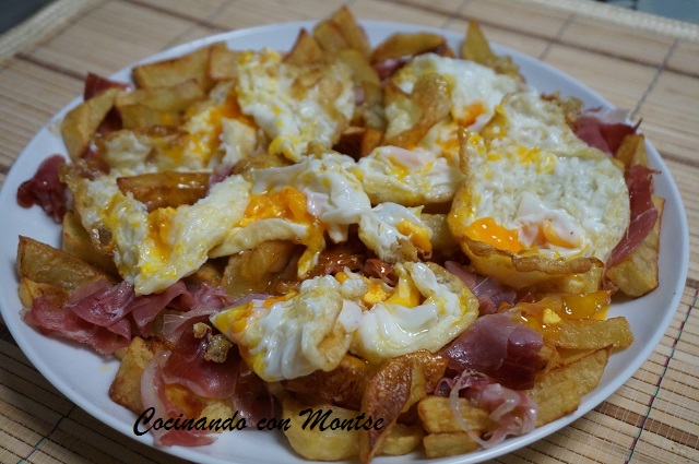 Huevos rotos con patatas y jamón