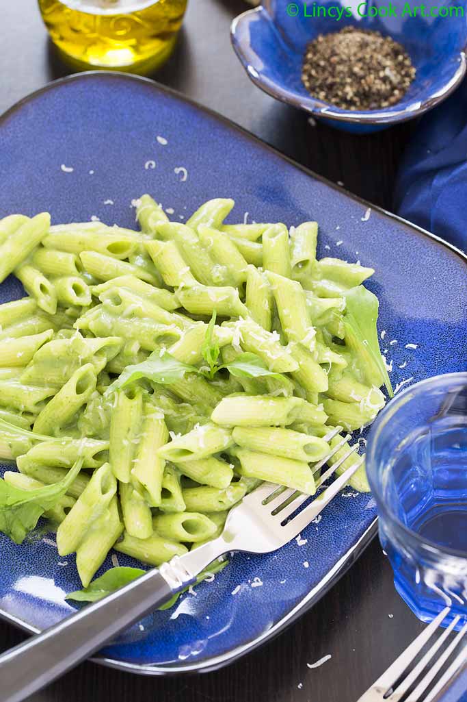 pasta in creamy spinach sauce