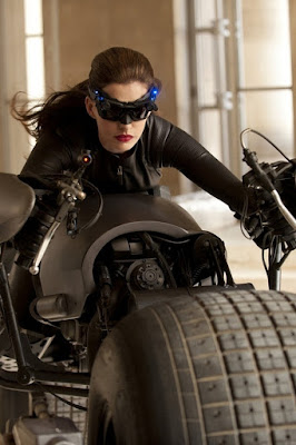 anne hathaway la mujer gato de batman en una moto muy sexy