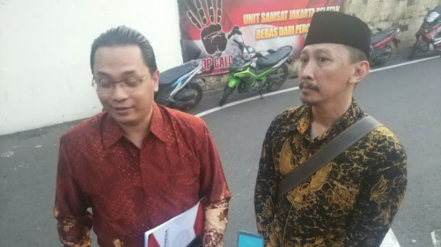 Ini Alasan Abu Janda Laporkan Rocky Gerung Ke Polda Metro