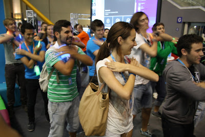 Campuseros bailando y cantando en el Stand de Surface de Microsoft