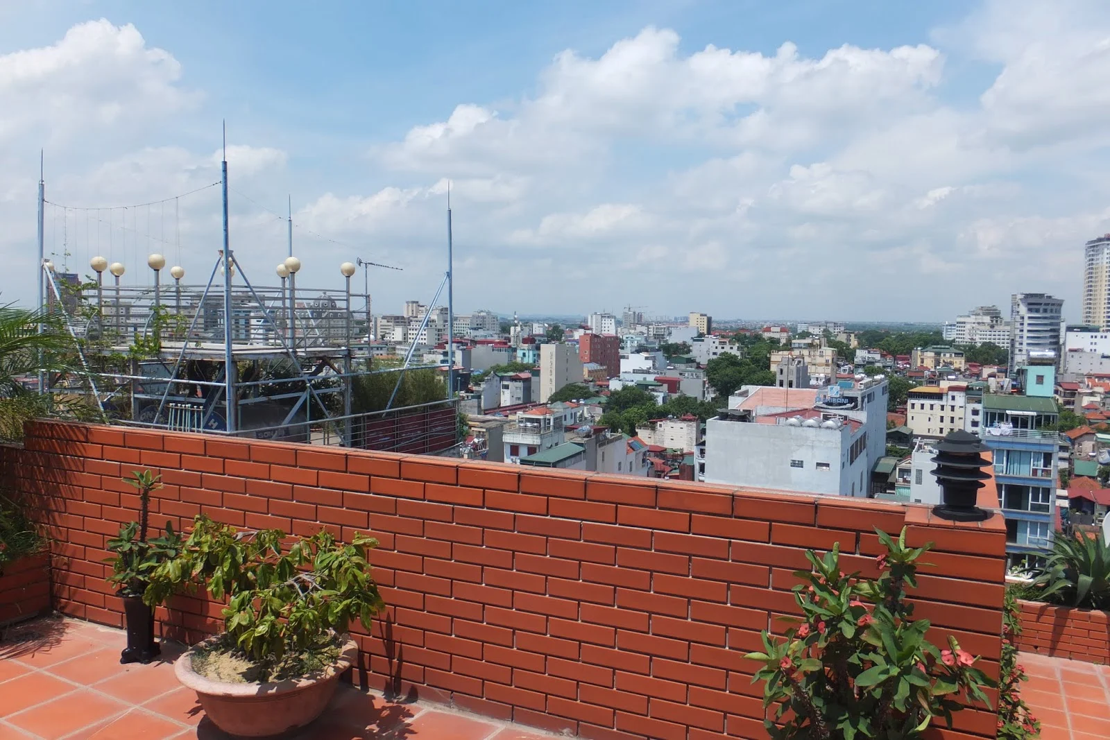 roof-garden-hanoiview 屋上庭園とハノイの風景2