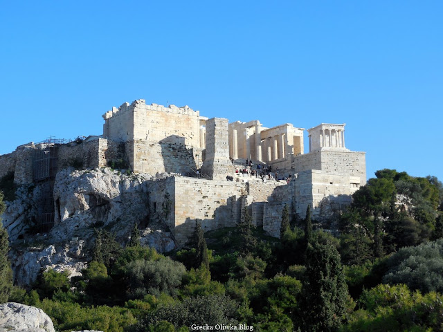 24 grudnia, Akropolis. 'Radosnych Świąt' z Partenonem w tle. widok na ateński Akropol Grecja u podnóża góry drzewa oliwne i cedry