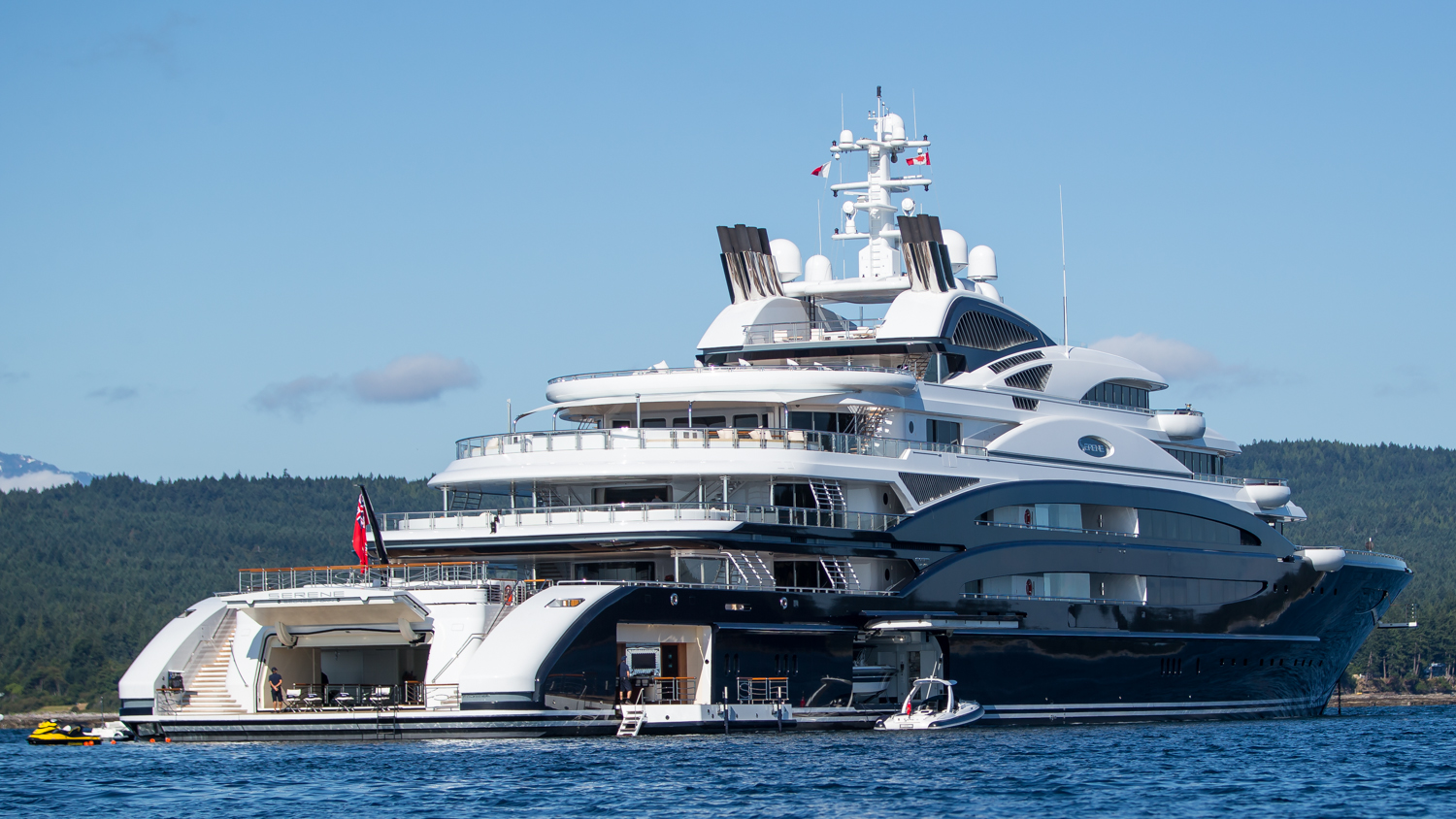 Travelling to Greece: Luxury Mega Motor Yacht Charter