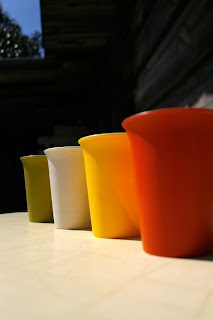 Ensemble de 11 gobelets pastels vintage à couvercles Tupperware + 1 sa – La Roue du Passé