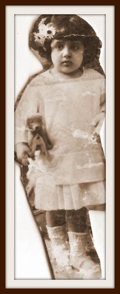 1919, bambina con peluche