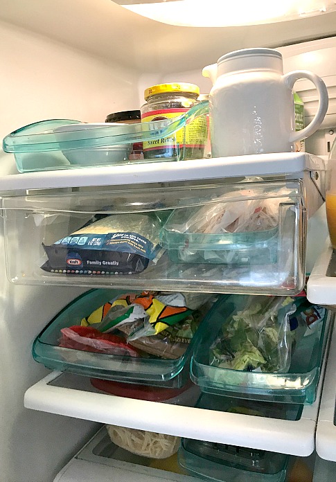 Organize the refrigerator with organization containers. Homeroad.net