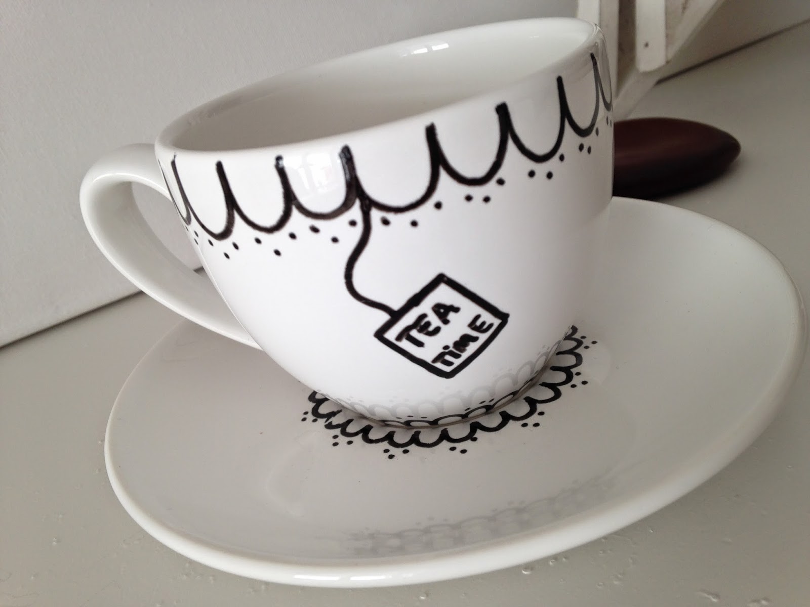 Hilos de azúcar DIY como pintar una taza.