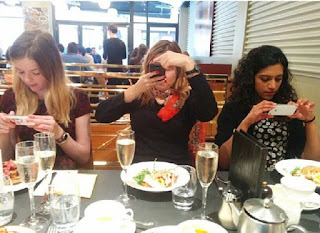 25 Pictures That Prove Technology Is Ruining Society - Who needs to talk when out at dinner? 25 Pictures That Prove Technology Is Ruining Society - Who needs to talk when out at dinner?