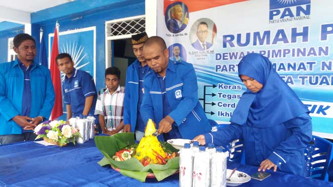 DPD PAN Kota Tual Santuni Kaum Dhuafa Tual, Malukupost.com - Dewan Perwakilan Daerah Partai Amanat Nasional Kota Tual menyantuni kaum dhuafa (warga kurang mampu secara ekonomi) dalam rangka memperingati HUT Ke-19 Partai Amanat Nasional. "Hari lahir PAN yang jatuh pada hari ini disyukuri DPD PAN Tual secara sederhana," kata Wakil Ketua DPD PAN Kota Tual Nizar Salim Sether, usai pemotongan nasi tumpeng, di Kantor Sekretariat DPD PAN Kota Tual, Rabu (23/8).