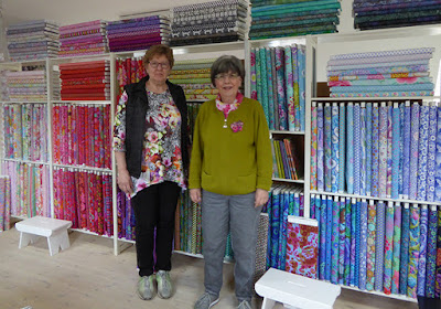 Kaffe Fassett stoffer på hylderne i Anettes butik i hjertet af Odense