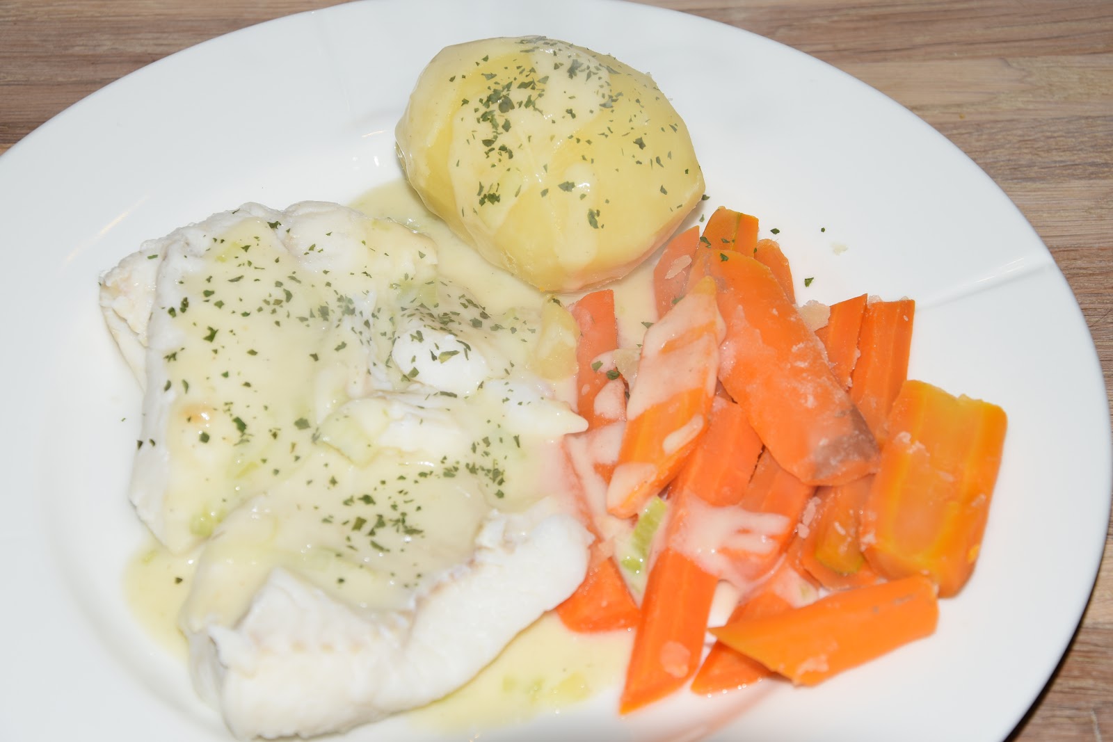 Presentasjon Av Torsk I Hvit Saus