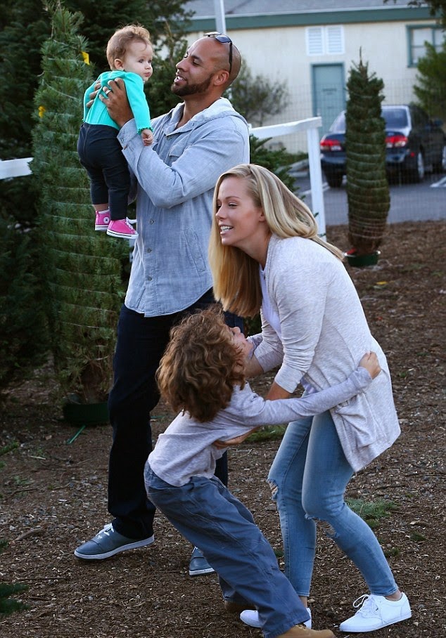 The Deluxe Delight Blog. Kendra Wilkinson and family enjoy Christmas