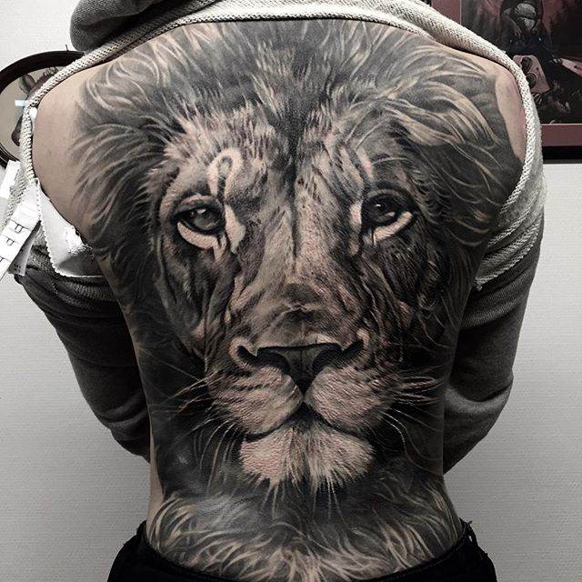 Tatuaje de león realista en espalda completa