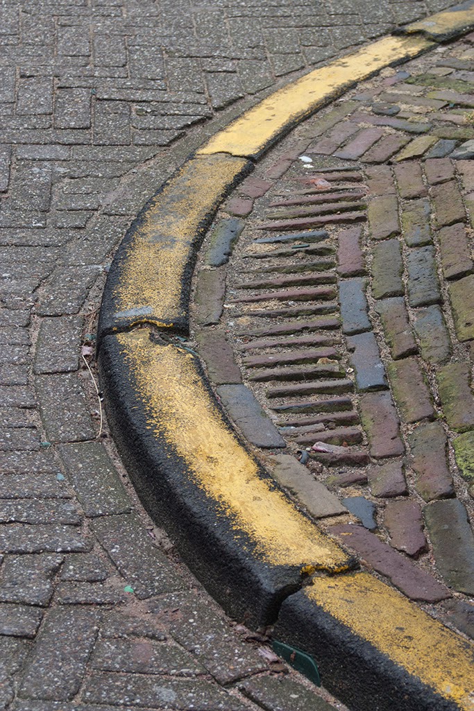 round yellow street curb