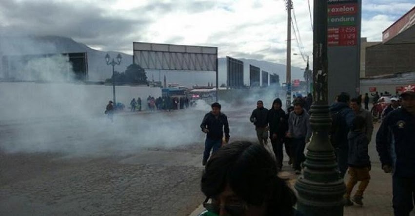 Enfrentamiento entre maestros y policías dejó un detenido el en Cusco Enfrentamiento entre maestros y policías dejó un detenido el en Cusco
