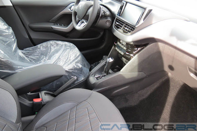 Peugeot 208 Griffe Automático - interior