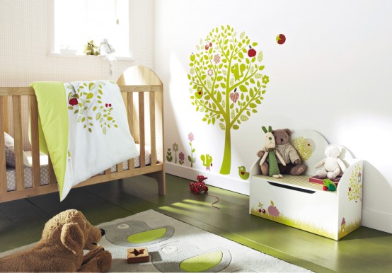 Кімната для немовляти з деревом та гарним килимком