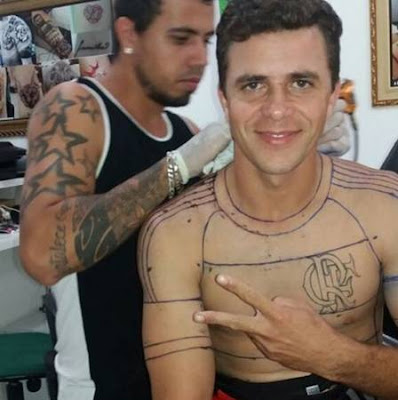 Torcedor tatua a camisa do Flamengo no próprio corpo e para a internet