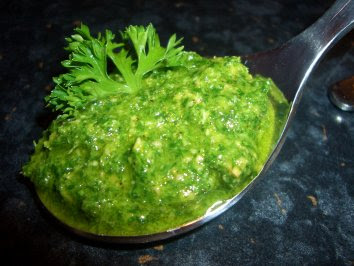 Kräuterpesto mit Macadamianüssen