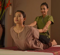 Bild på Thailändsk kvinna som ger Thaimassage