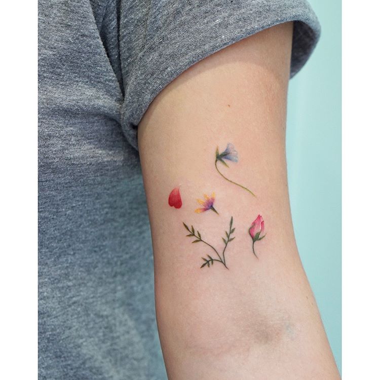 26 tatuajes minimalistas de flores que querrás hacerte